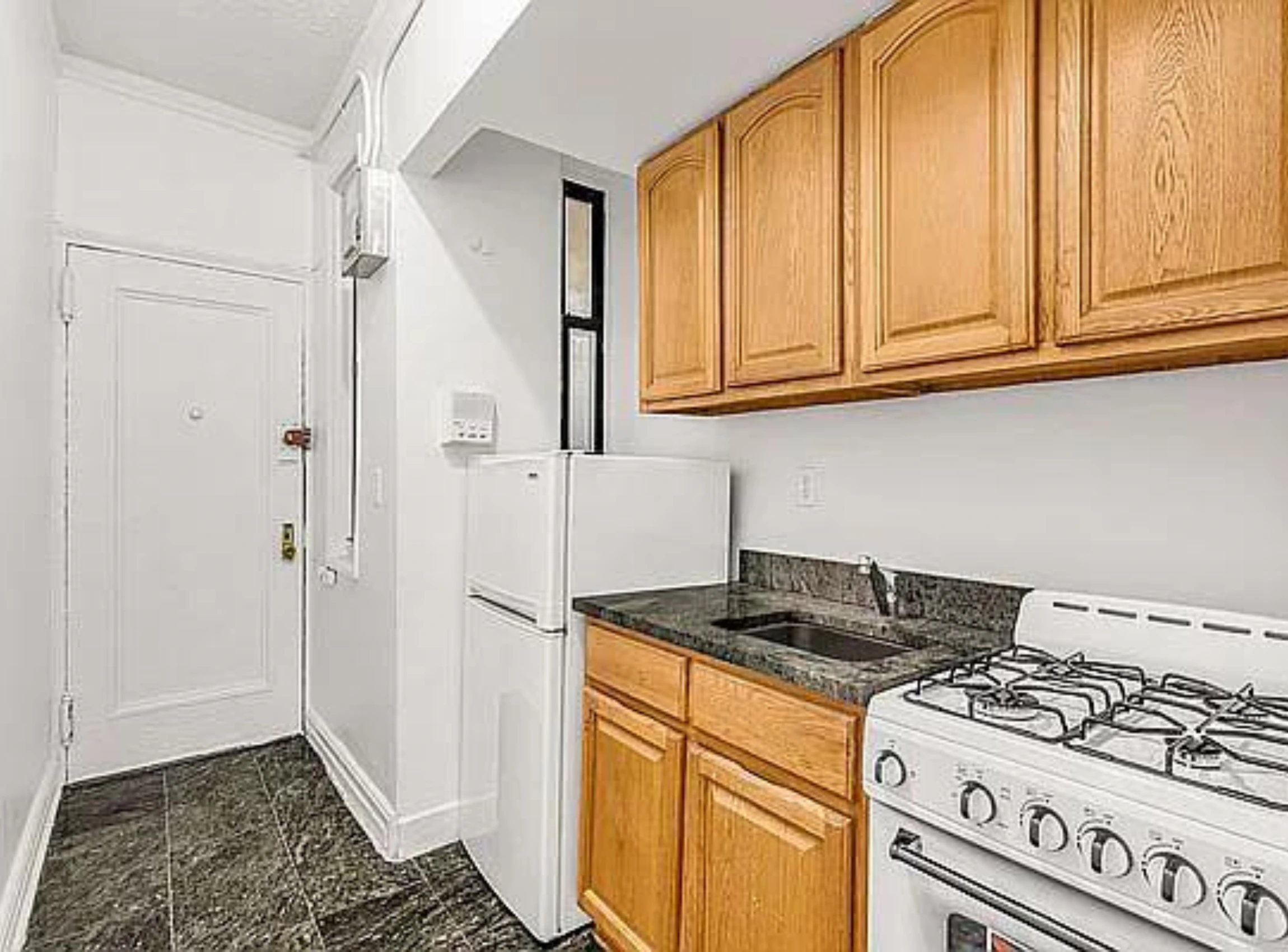 picture of the studio apartment in 214 west 102 in manhattan 3